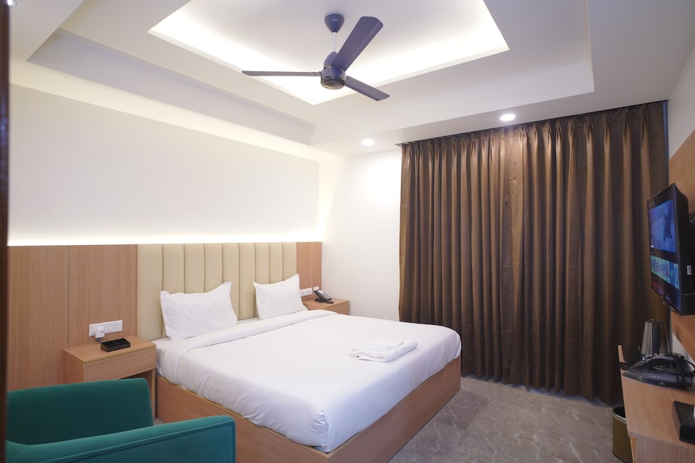 Royal Raven Hotel And Banquet
