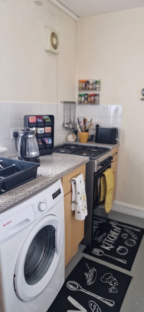 2 Bed-sleeps5-free Parking-10 min Walk Underground