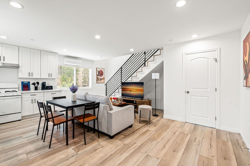Modern Home Near Pasadena Garage Full Kitchen