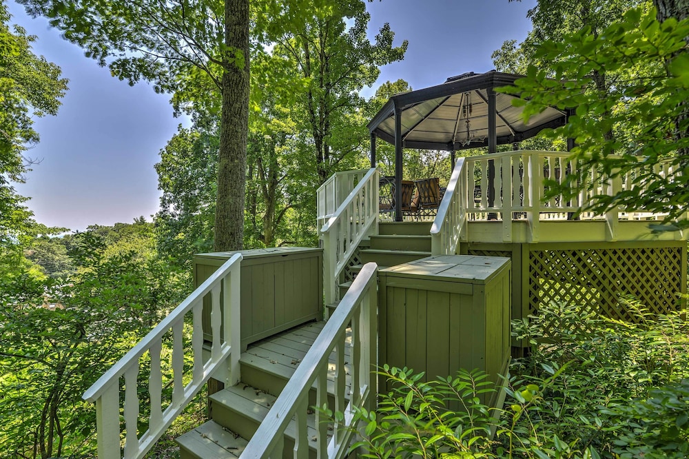 Charming Blue Ridge Cottage w/ Stunning Views! view 2
