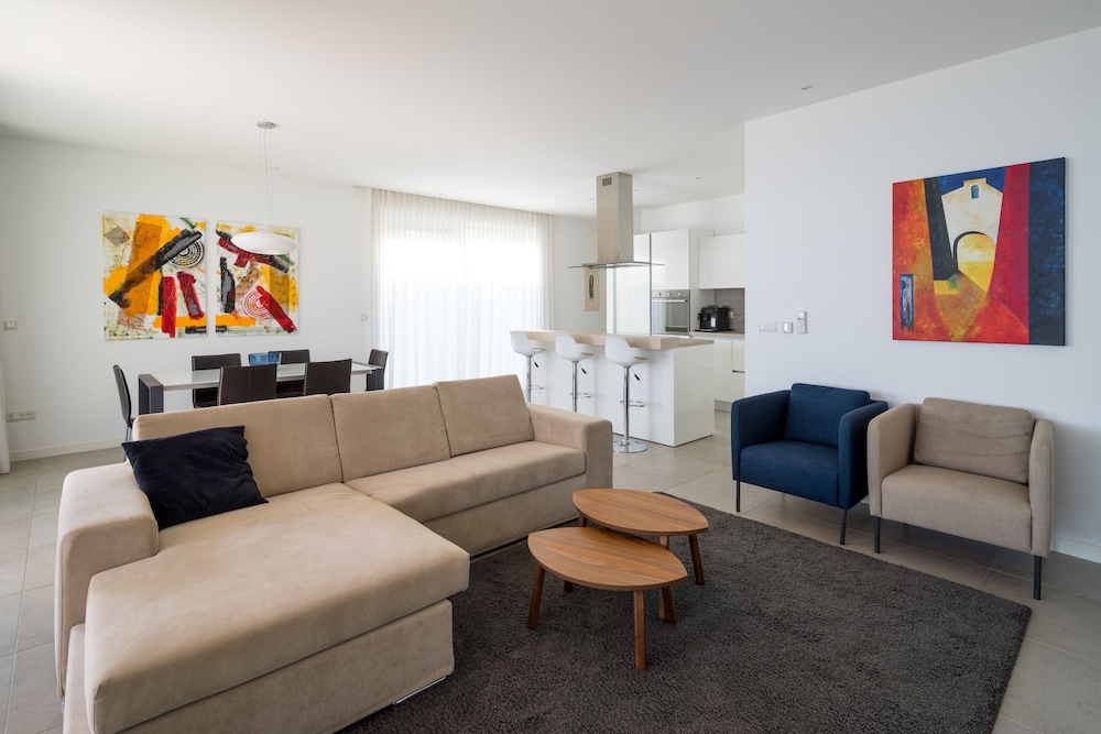 Acadia Beach Villas & Apartments, Slatine