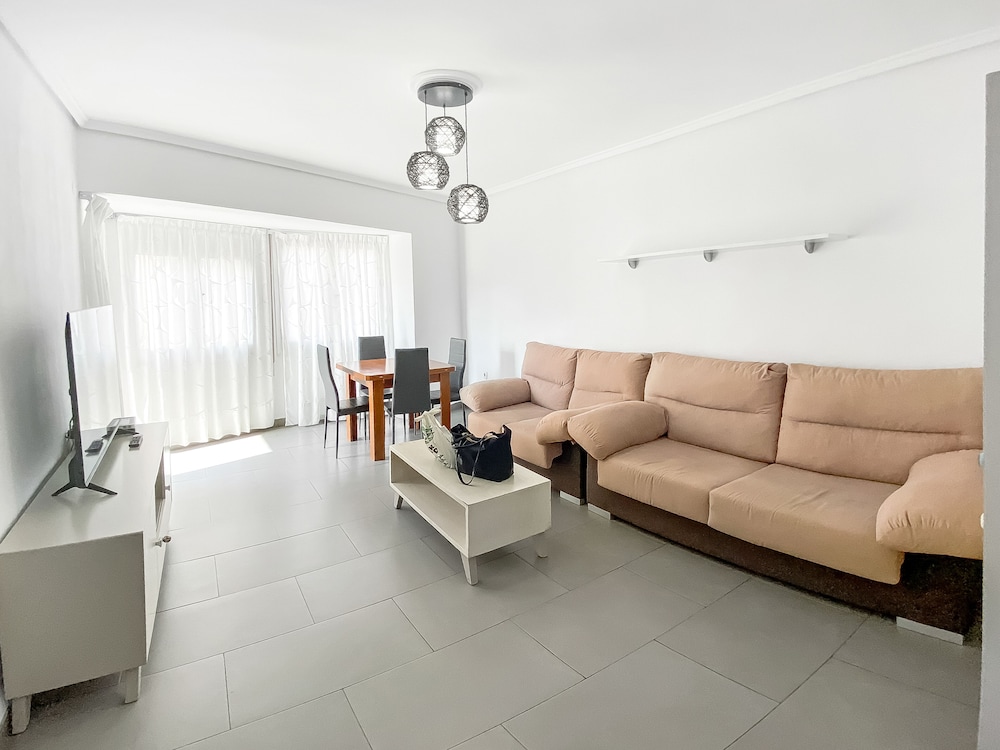 Elegant 4 beds train station upto 6 Pax