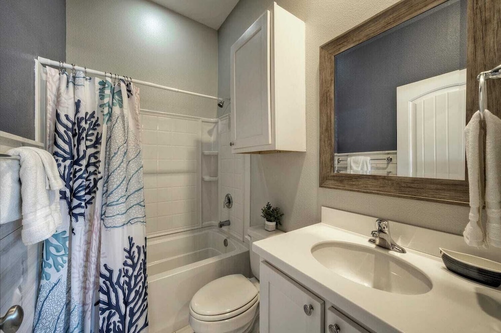 Sleeps 24, 2 Homes Pool, Backyard Tiki Bar, Fire Pit, Cornhole Walk to Beach