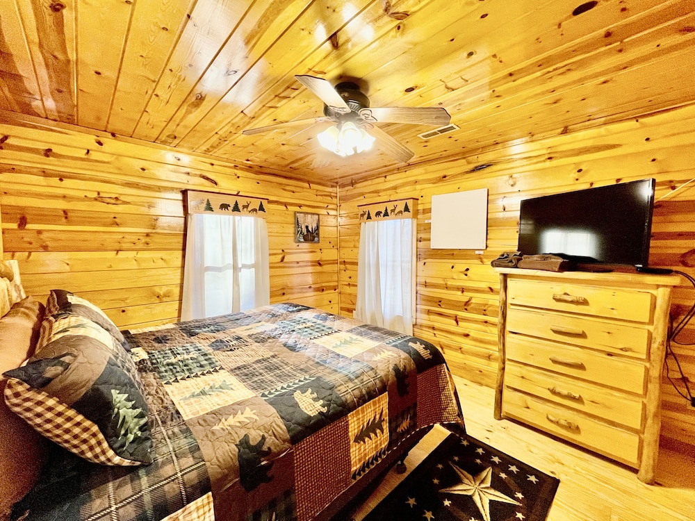 Little Sugar Camp 3 Bedroom Cabin by RedAwning