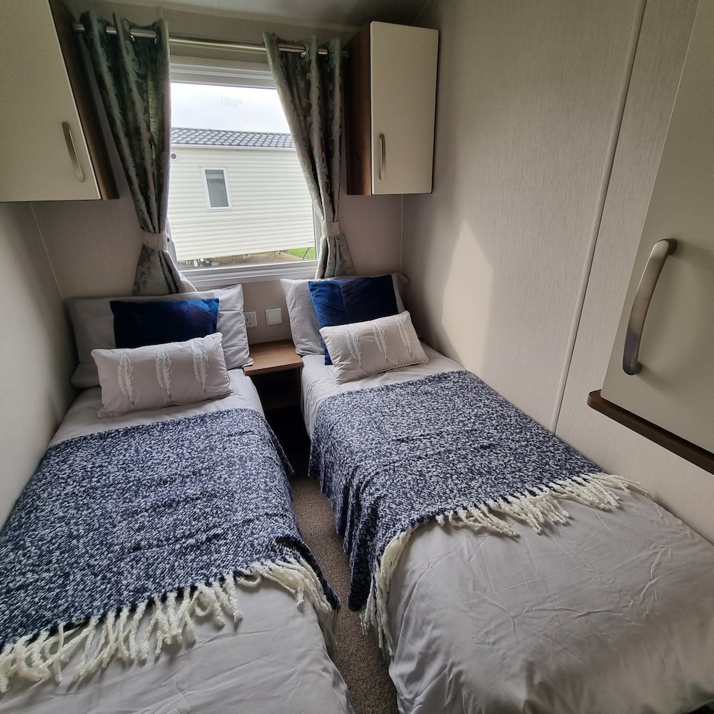 Immaculate 8-bed Cabin in Tattershall Lake view 2