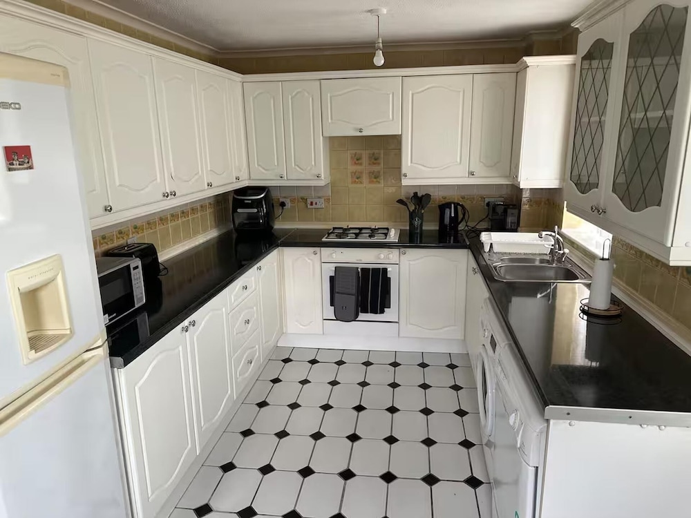 3-bed City Retreat - Sleeps 7, Garden & Parking