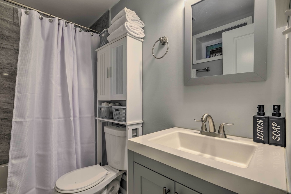 6 Mi to National Mall: Modern DC Apartment! view 2