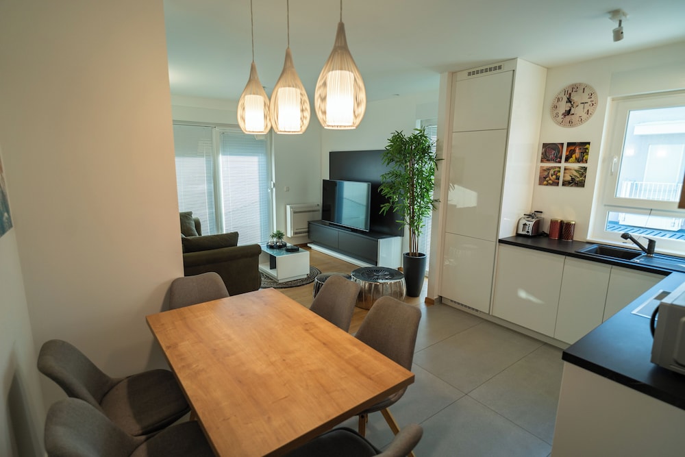 Apartment Wing 77