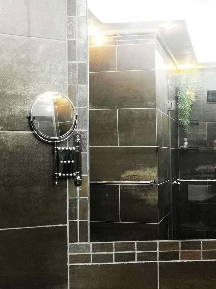 Room-indulgent Escape, Jet Bath, Stunnin