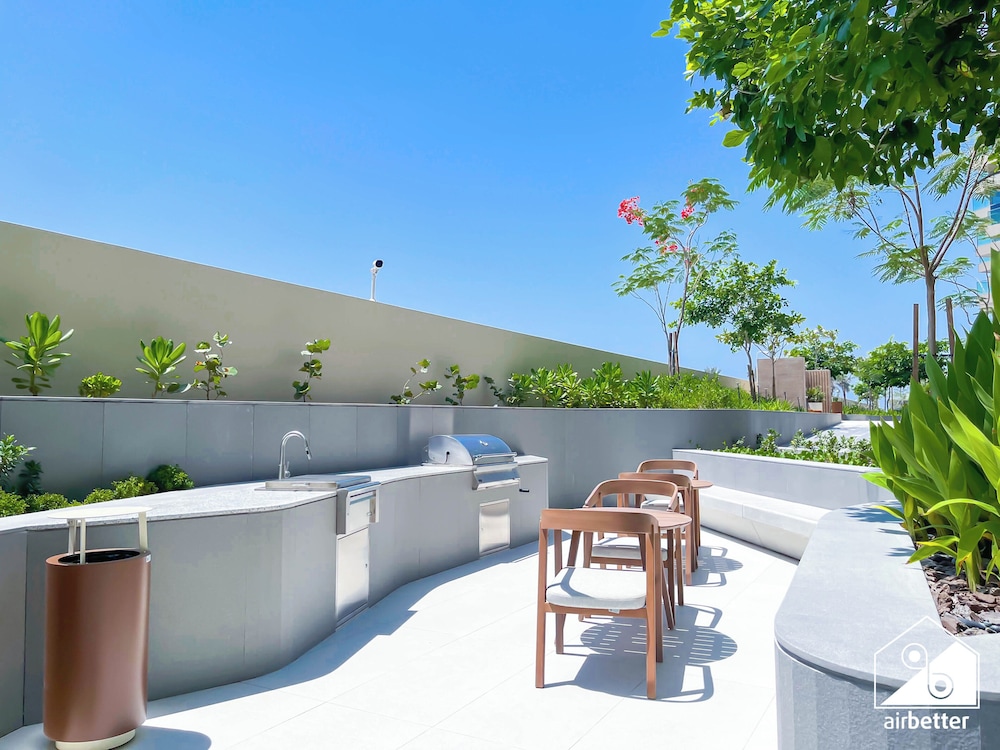 Luxury Beachfront 1BR on Palm Jumeirah & Balcony