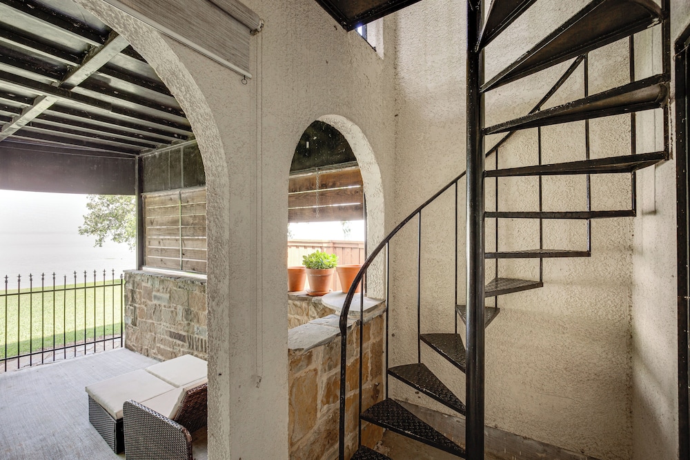7 Mi to Winery: Lakefront Rockwall Home w/ Deck view 5