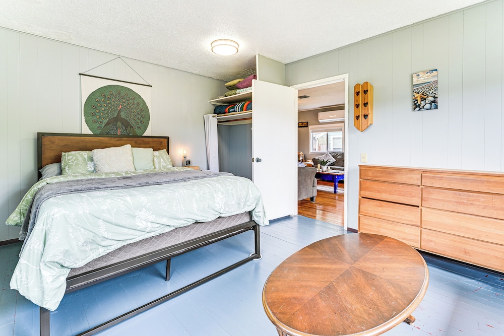 Walk to Beach: Charming Home - 3 Mi to Seabrook