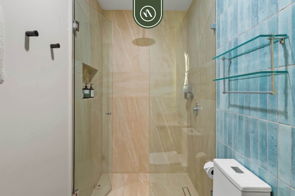 New Stylish 1 BR Condo - Ocean Views - Flex Room