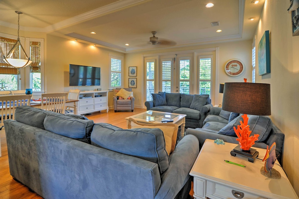 Holmes Beach Family Home: Private Pool & 3 Decks!