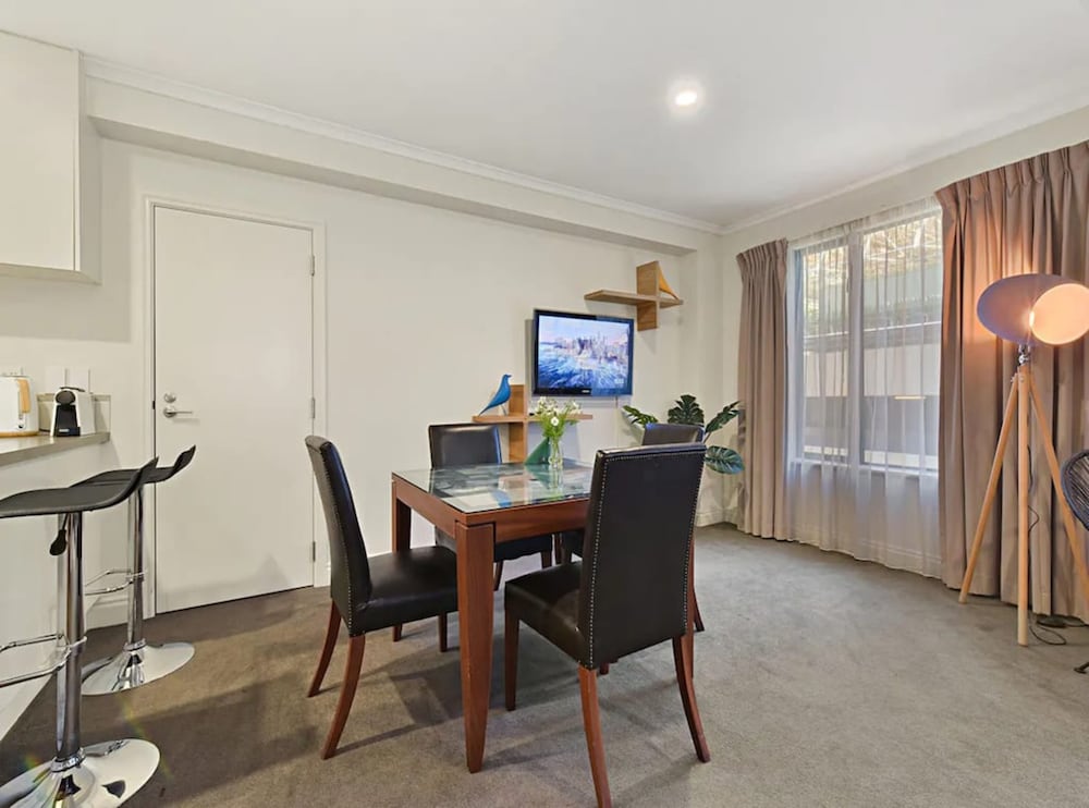 Spacious Retreat On Queen Street With Gym And Pool view 4