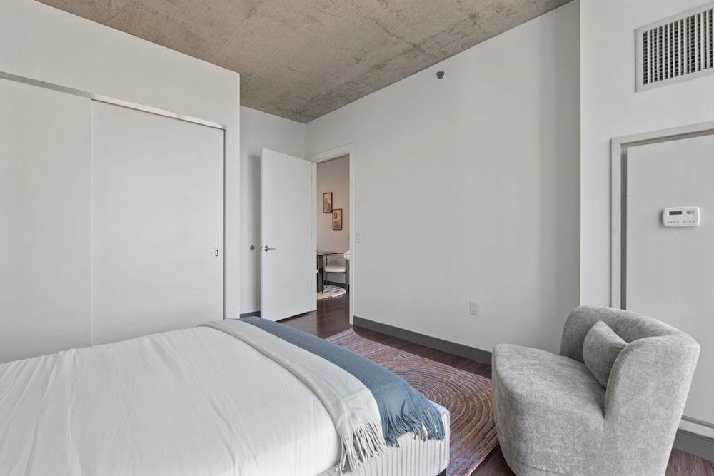Loop City Views 2BR Apt Near Riverwalk