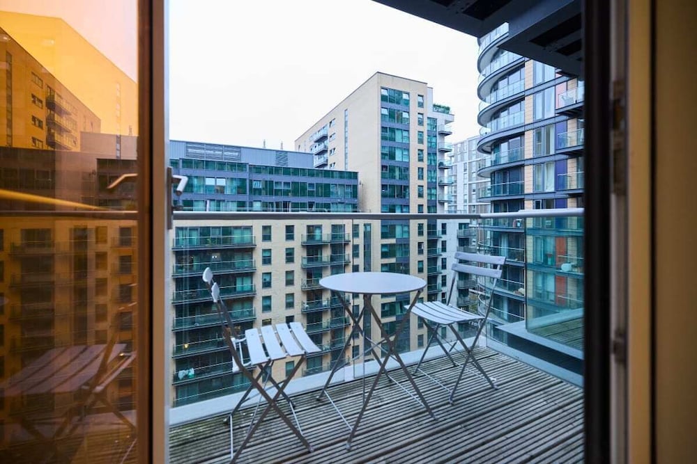 The Millharbour Retreat - Elegant 1bdr Flat With Balconies