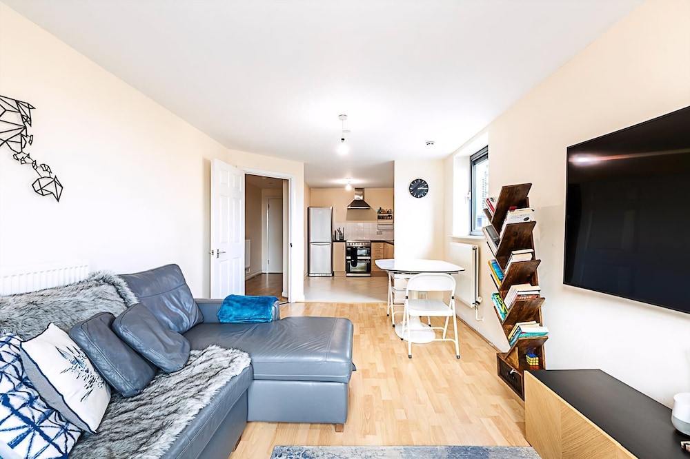 Sleek Flat w/ River Views In Canary Wharf