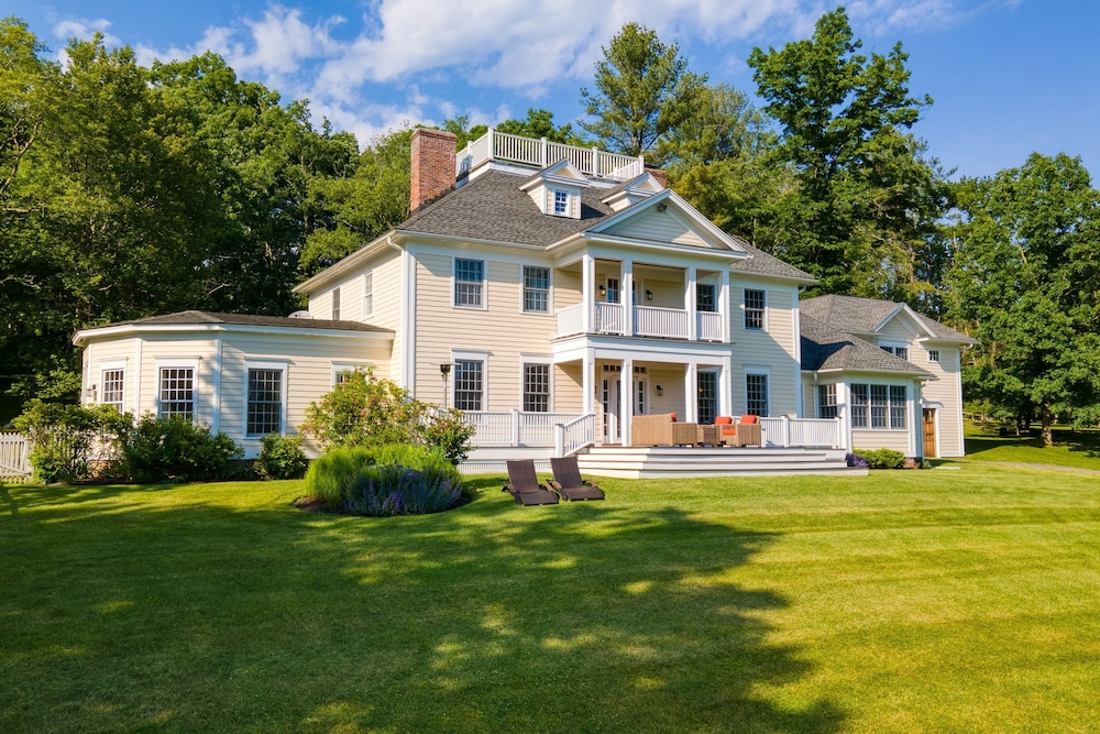Sunny Pond by Avantstay Secluded Estate w a Private Pond Gym Movie Theater