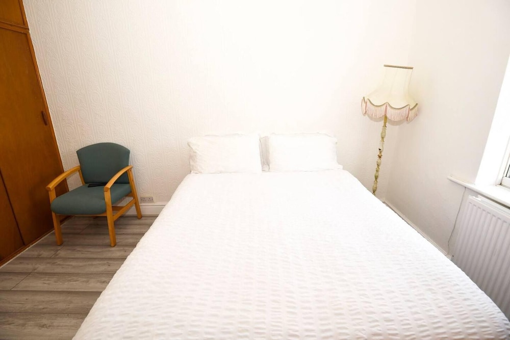 Fine 3-bed House in Manchester for up to 6 People view 3