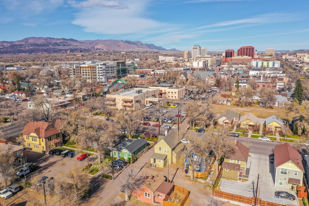 1BR Downtown Urbanitydining, Drink, Cafes & Escape view 3