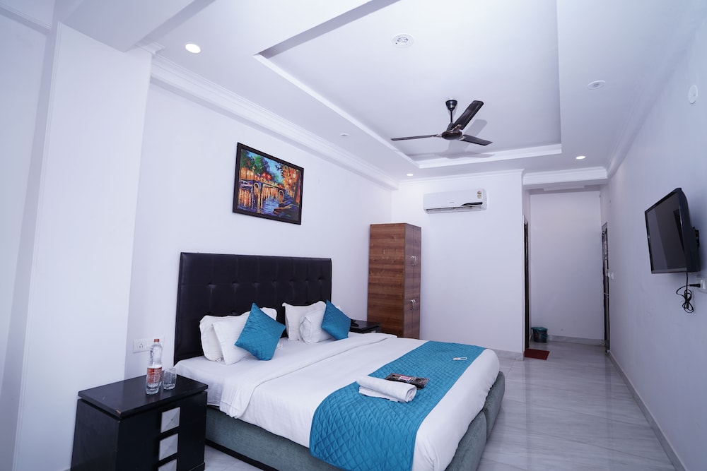 Hotel Moon Taj Near Yashobhoomi
