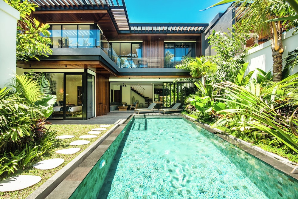 Seaside Escape: 4BR Villa, 190m to Canggu Beach