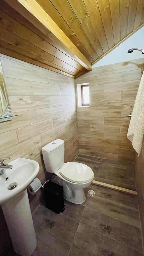Denis - Private Rooms Guesthouse Gjirokastra