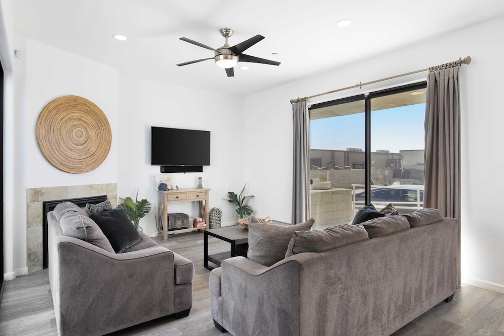 Oceanfront 2BR + Rooftop Deck, & Beach Access Strand Way B