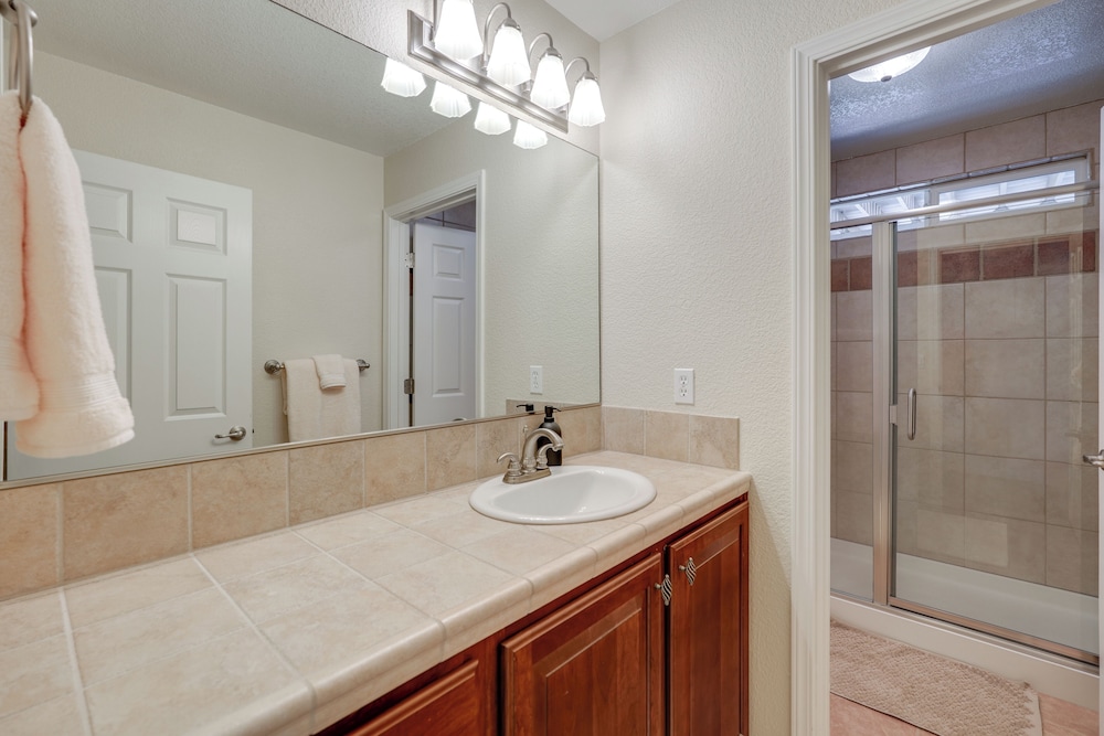 Hot Tub + Game Room: Family Retreat in Groveland!