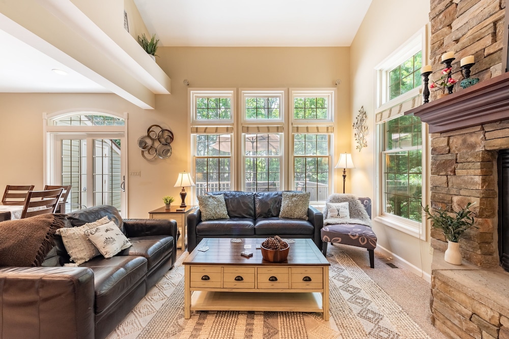 Highland Hideaway by Avantstay Group Poconos Retreat w Patio Game Room