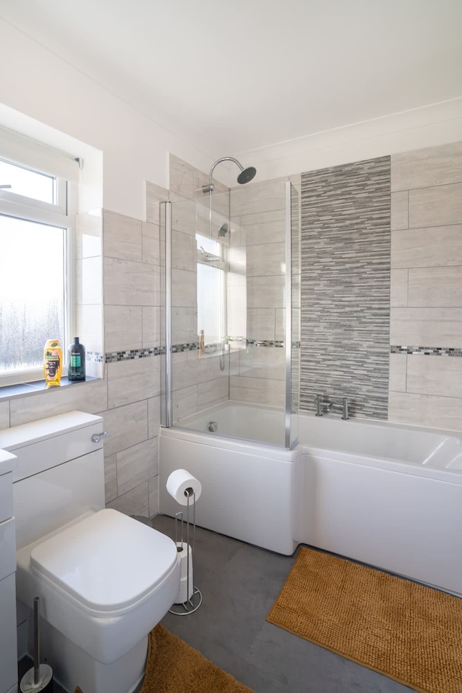 Stylish 3 Bed House-free Parking