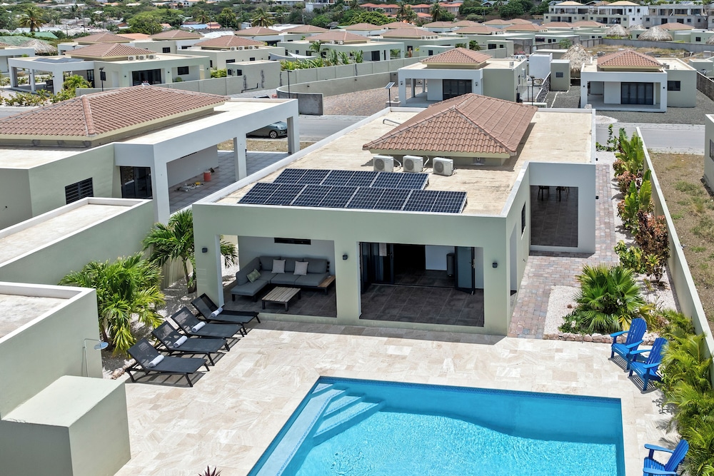 Villa Jasmijn with private pool, at Mambo Beach