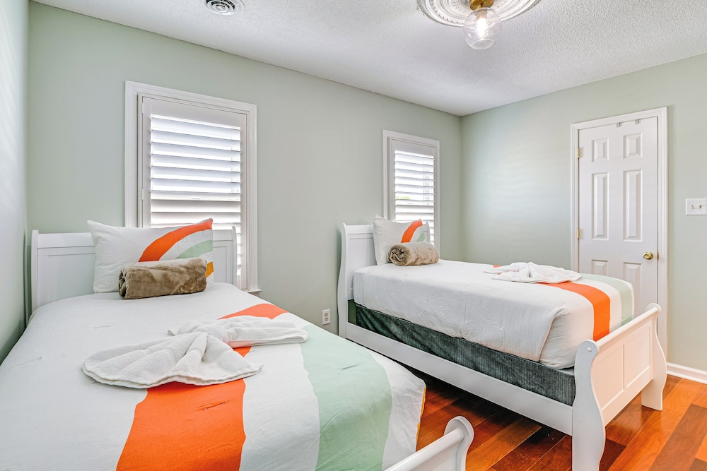 Steps to Sand: Walkable Condo in Myrtle Beach!