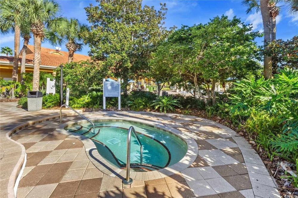 Bright 3B w Pool Close to Disney Encantada 8545