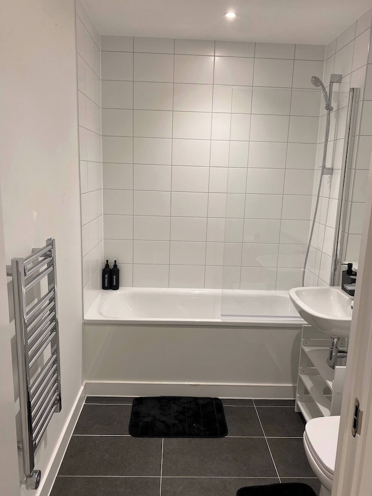 Lakeside - Central Apartment - Free Parking - Cinema Room