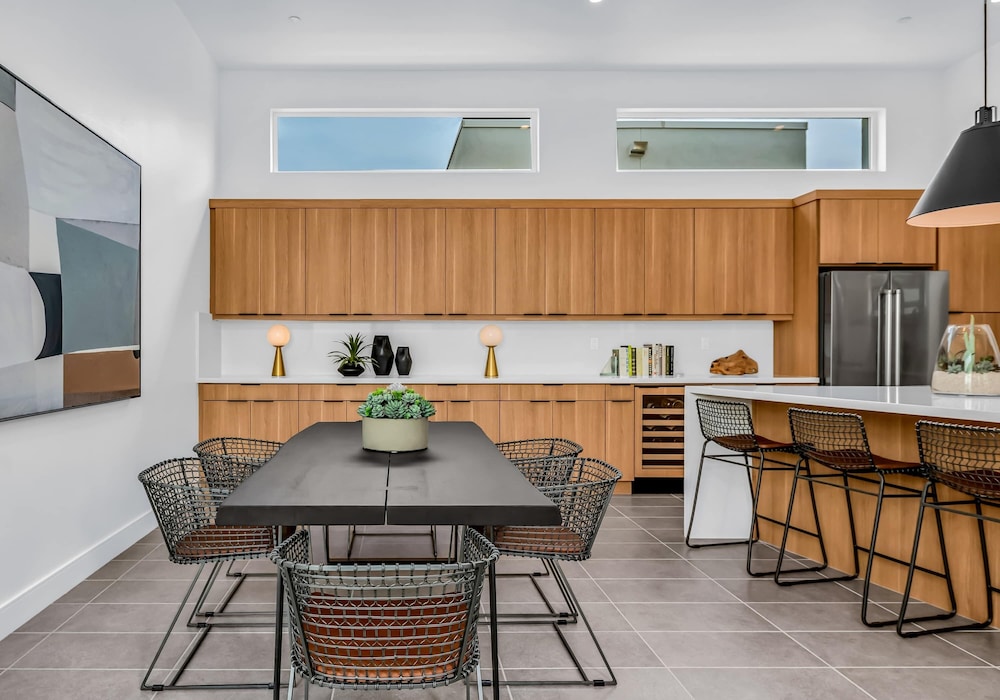 Modern Miralon - Sophisticated Retreat for Up To 5 w/ Resort Amenities