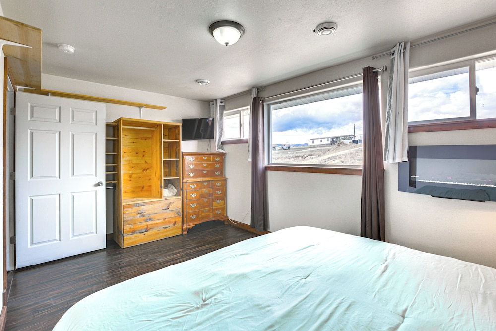 2 Mi to Dtwn Buffalo: Mtn-view Retreat w/ Patio! view 4
