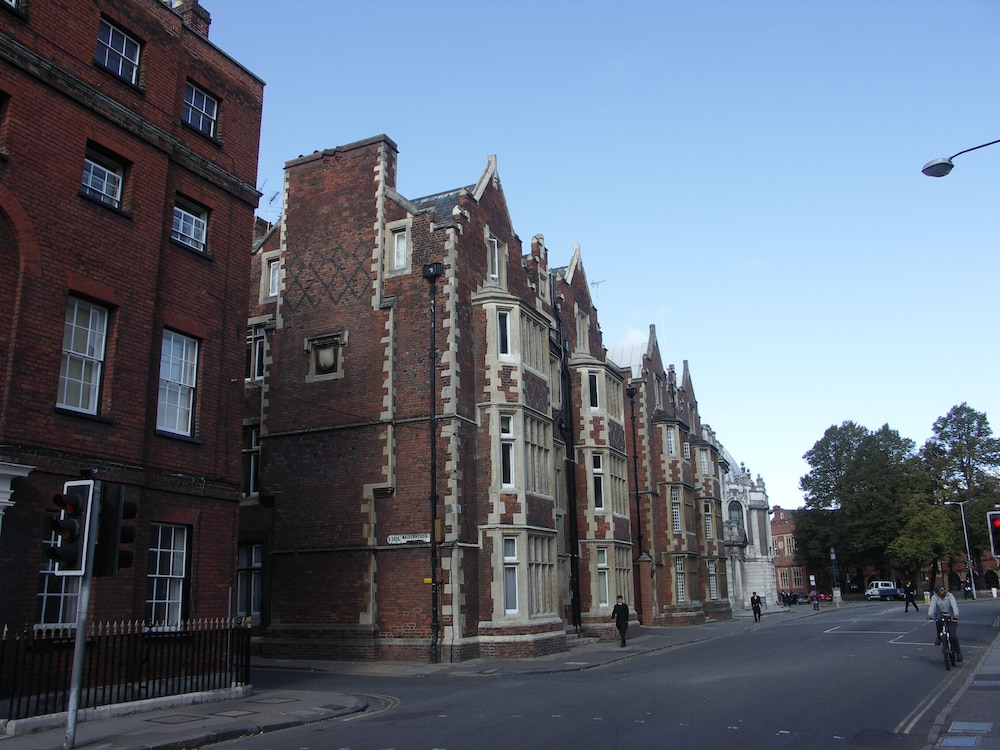 The Courtyard 10