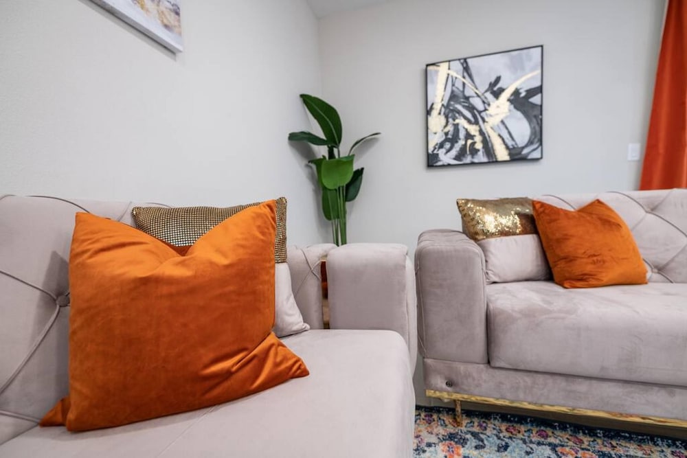 Designer Decorated-3 Bedroom Near Disney