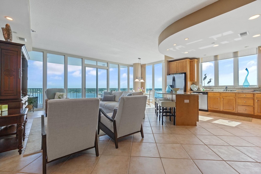 Lagoon Tower 1002