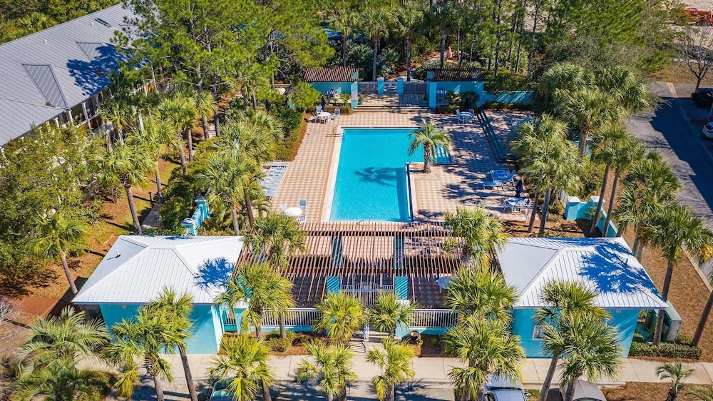 Gulf Place Courtyard 73