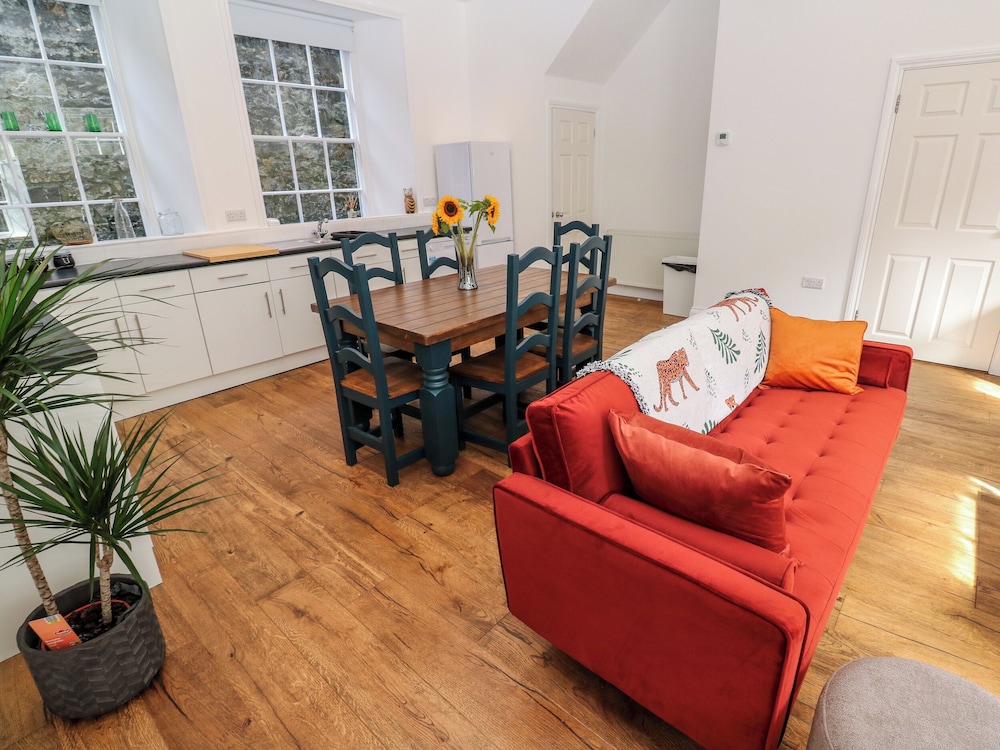 2 Regent Mews