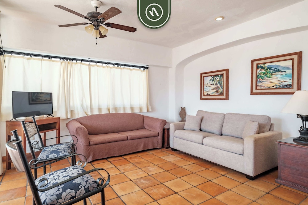 Amazing 2 BR Condo Overlooking the Pool - Romantic Zone