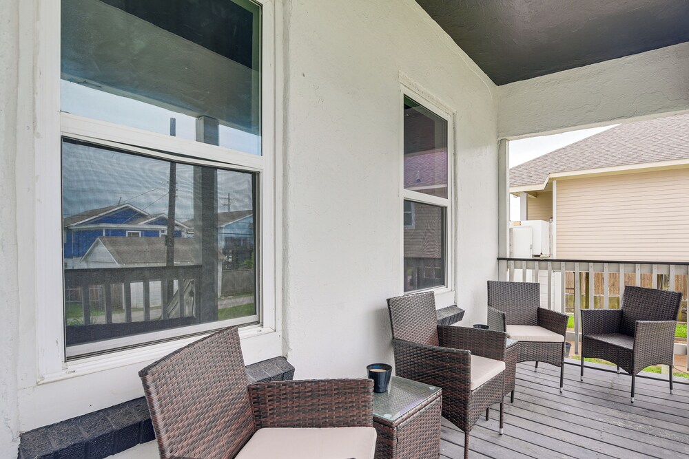 < 1 Mi to Beaches: Galveston Retreat w/ Patio!