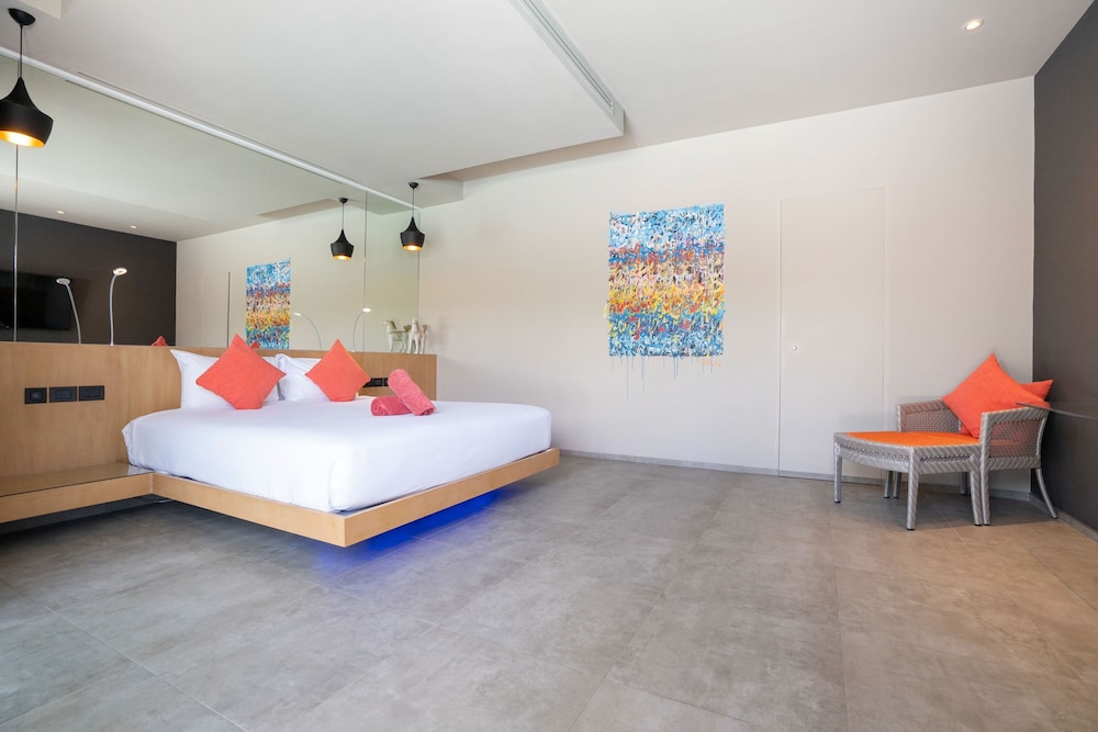 Grand 17m Pool 5BR Villa Mayacol NaiHarn