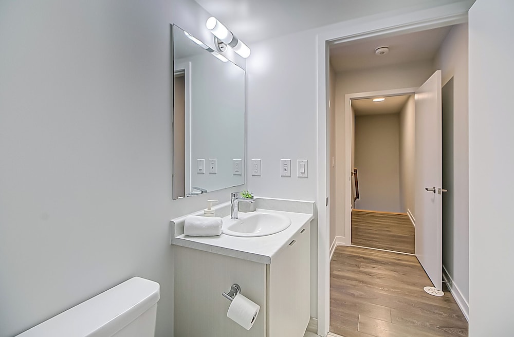 Modern 3BR Retreat Near Yorkdale Mall