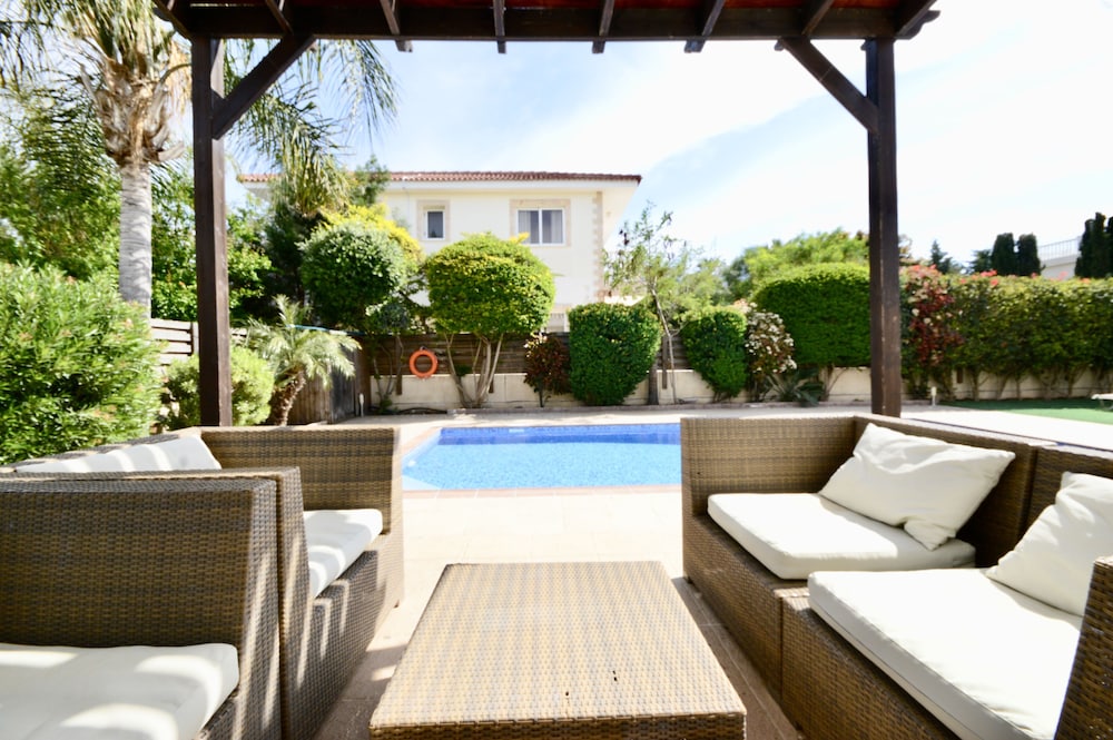 Villa Sleeps 8 With Private Pool