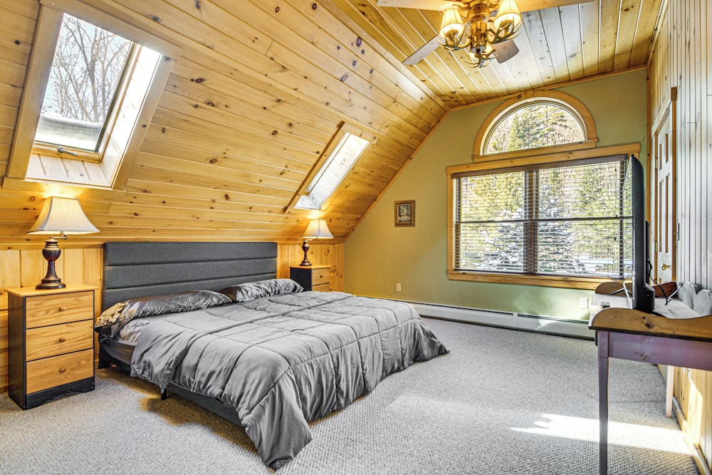 Private Hot Tub & Sauna: Bryant Pond Retreat!