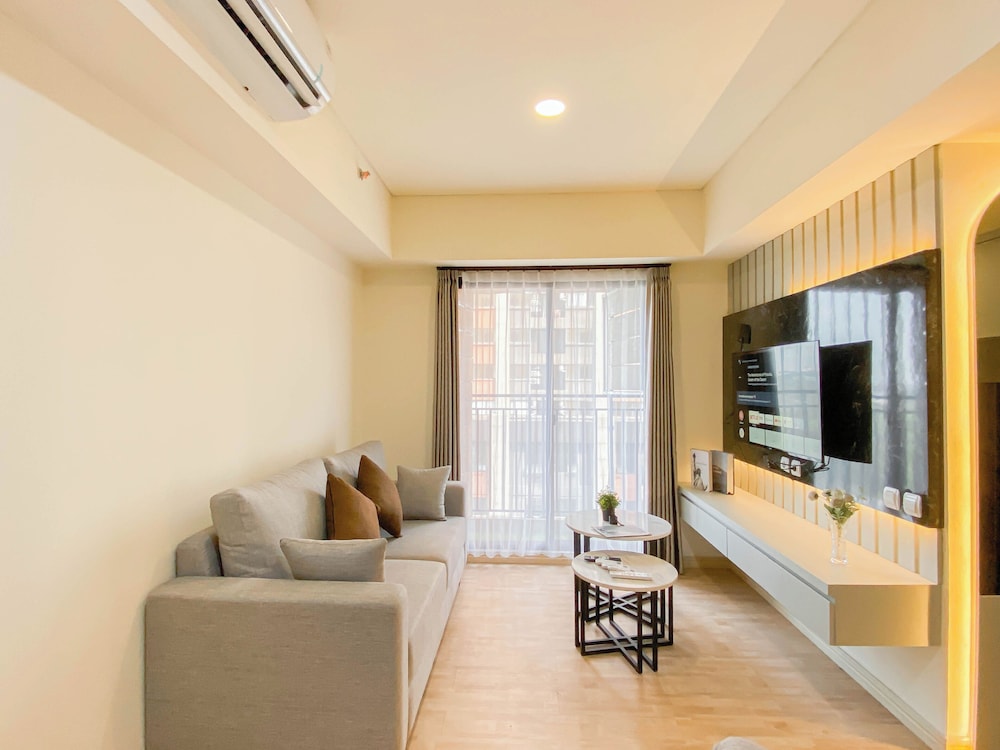 Modern Look And Restful 3Br At Meikarta Apartment